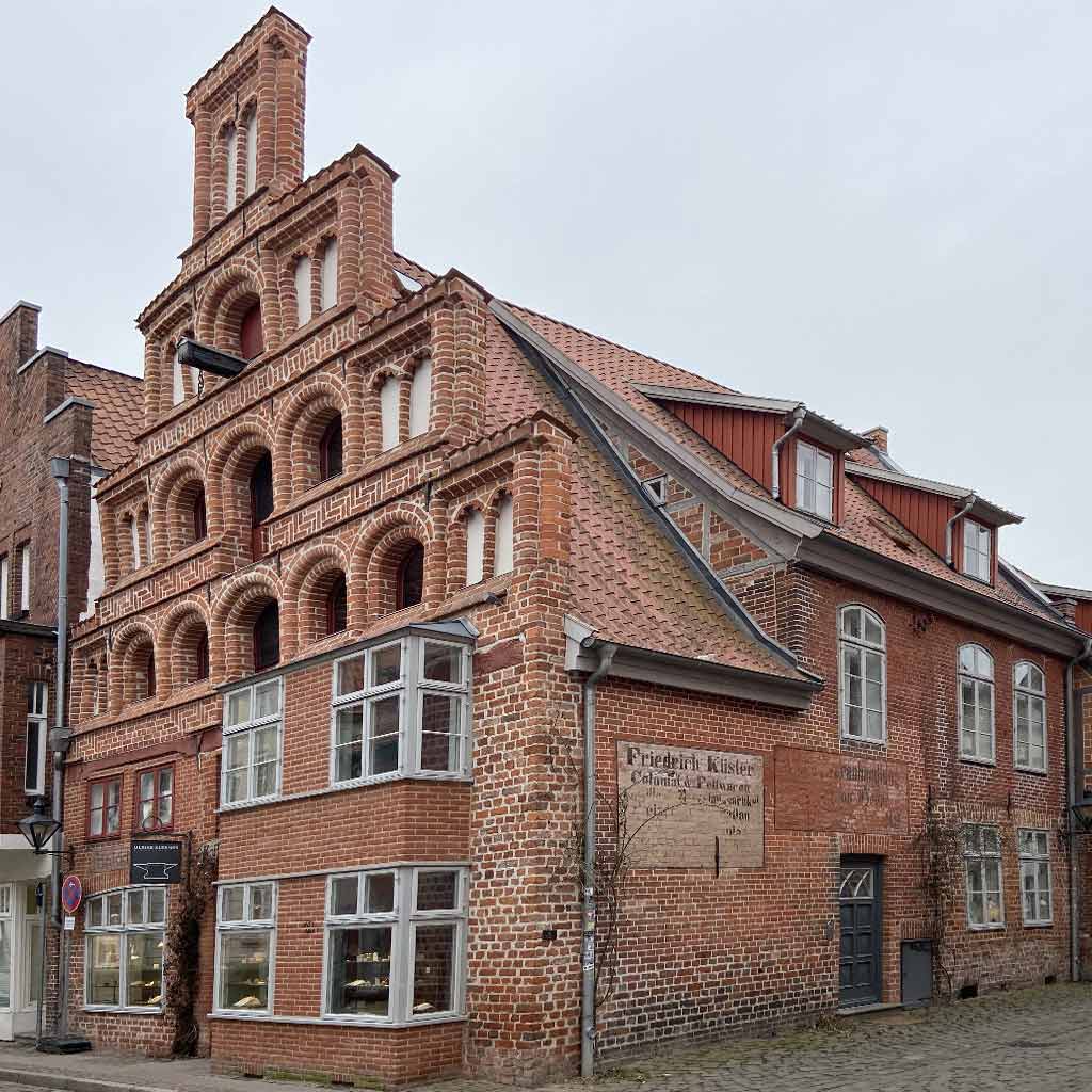 Sanierung denkmalgeschütztes Wohn- und Geschäftshaus Denkmalpflege